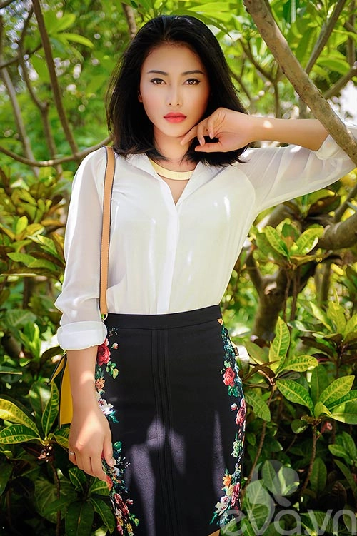 Cách diện họa tiết hoa đẹp ngọt đến công sở