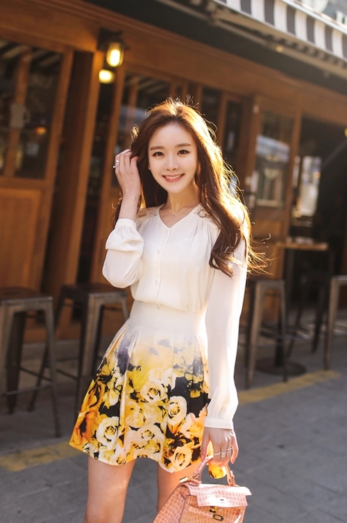 Có nên mặc váy ngắn tới công sở