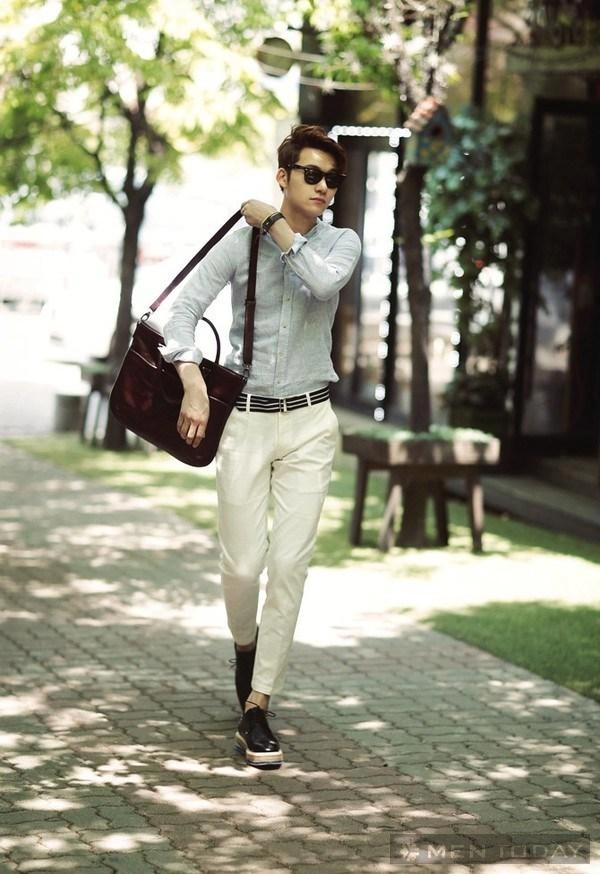 Đi giày không tất tới công sở khó mà dễ