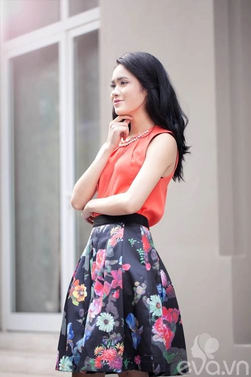 Diện chân váy hoa đón xuân nơi công sở