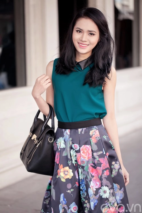 Diện chân váy hoa đón xuân nơi công sở