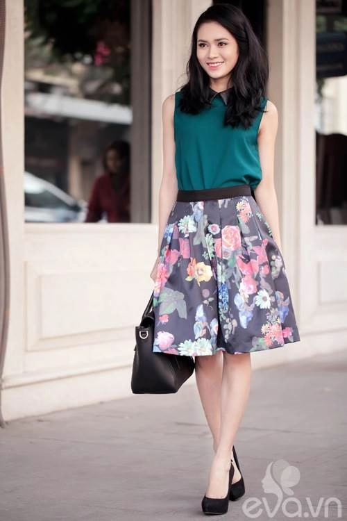 Diện chân váy hoa đón xuân nơi công sở