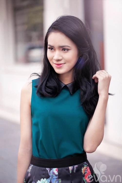 Diện chân váy hoa đón xuân nơi công sở
