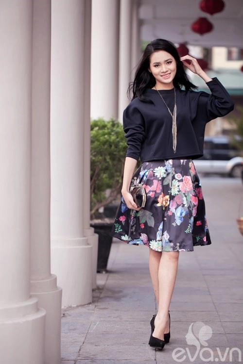 Diện chân váy hoa đón xuân nơi công sở