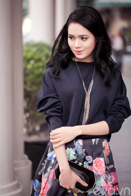 Diện chân váy hoa đón xuân nơi công sở