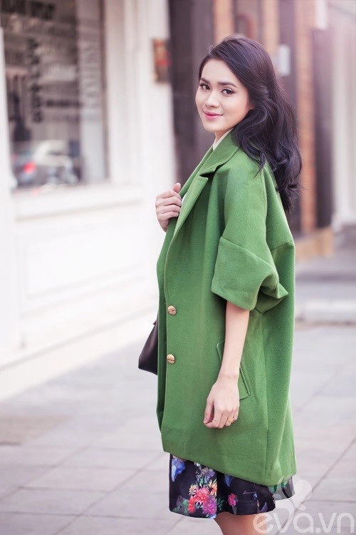 Diện chân váy hoa đón xuân nơi công sở