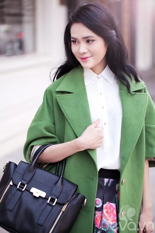 Diện chân váy hoa đón xuân nơi công sở