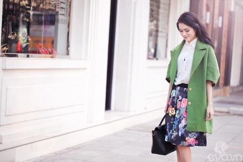Diện chân váy hoa đón xuân nơi công sở