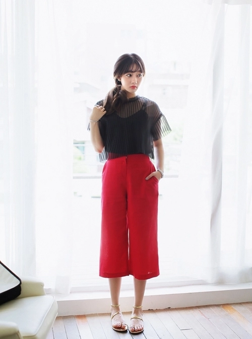 Mượn đồ của nữ công sở đi chơi
