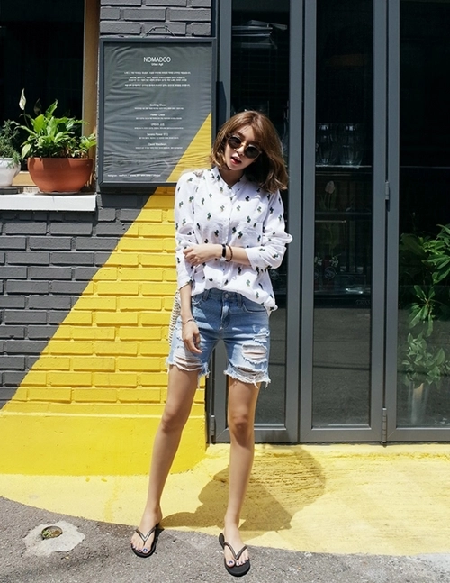 Mượn đồ của nữ công sở đi chơi