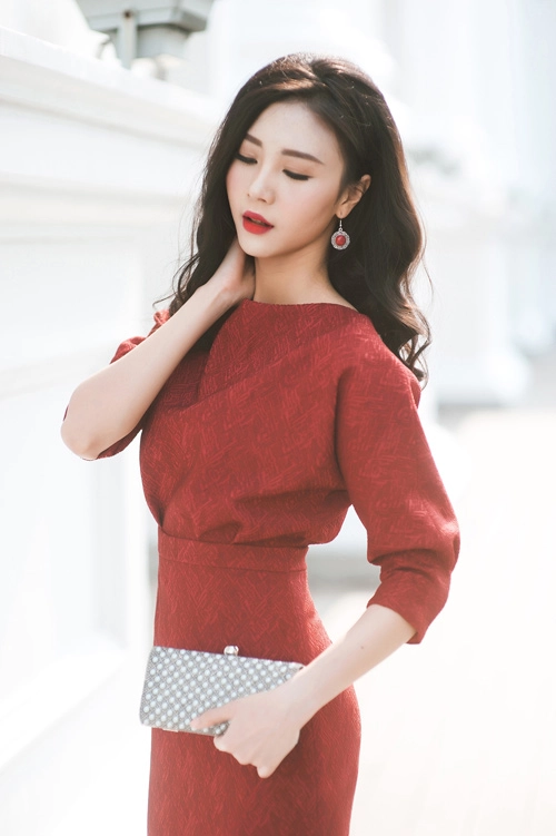 Phối hợp váy công sở mùa thu thật sang với phụ kiện