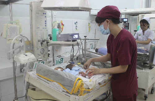 cặp song sinh gái dính liền mông xa mẹ chờ mổ tách