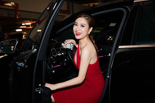 Hoàng thùy linh váy đỏ sexy kẹpchặt vĩnh thụy