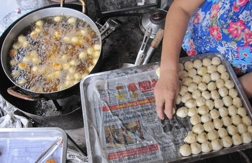 Bánh rán bi 1000 đồng hút khách hơn 15 năm