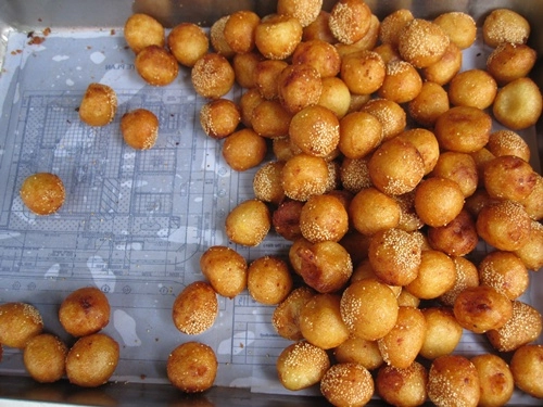 Bánh rán bi 1000 đồng hút khách hơn 15 năm