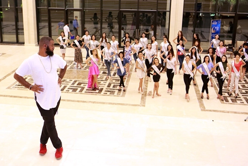 Chuyên gia mỹ dạy thí sinh hoa hậu bản sắc việt đi catwalk