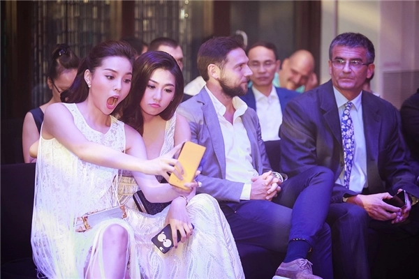 Kỳ duyên tú anh cực xinh đẹp dự sự kiện