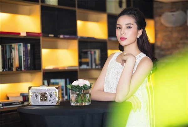 Kỳ duyên tú anh cực xinh đẹp dự sự kiện