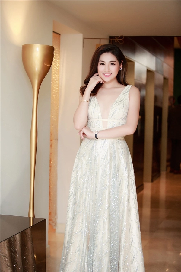 Kỳ duyên tú anh cực xinh đẹp dự sự kiện
