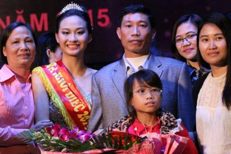 Tiệc bể bơi sôi động của dàn thí sinh hoa hậu điếc