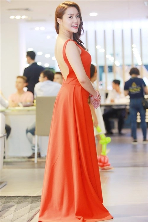 Á hậu thụy vân vẫn sắc nước hương trời như thuở mới đăng quang