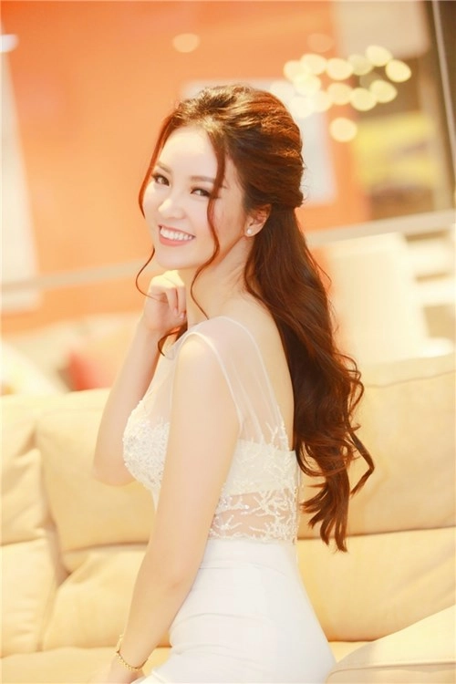 Á hậu thụy vân vẫn sắc nước hương trời như thuở mới đăng quang