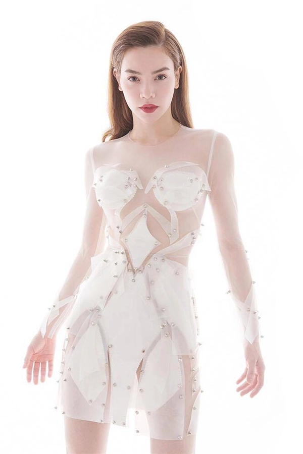gà chiến đẹp ngang ngửa hồ ngọc hà trong bộ ảnh chào sân