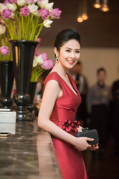 Ngọc hân xinh đẹp như tiểu thư thuỵ vân gợi cảm với vòng một trễ nãi