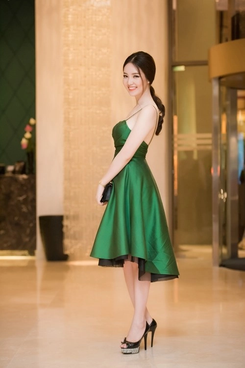 Ngọc hân xinh đẹp như tiểu thư thuỵ vân gợi cảm với vòng một trễ nãi