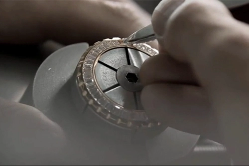 Vì sao đồng hồ gắn mác gốm sứ có giá hàng tỷ đồng