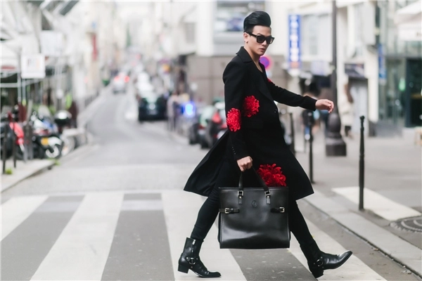 Lê xuân tiền lịch lãm trên đường phố paris