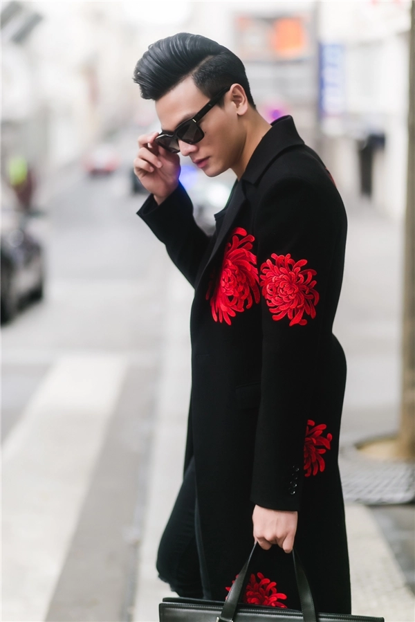 Lê xuân tiền lịch lãm trên đường phố paris