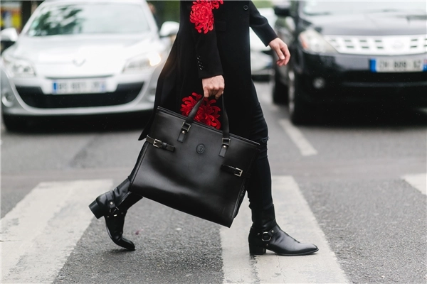 Lê xuân tiền lịch lãm trên đường phố paris