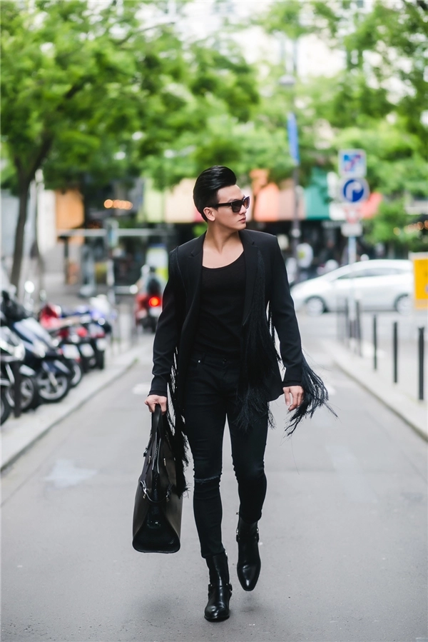 Lê xuân tiền lịch lãm trên đường phố paris