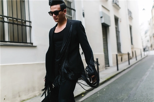 Lê xuân tiền lịch lãm trên đường phố paris