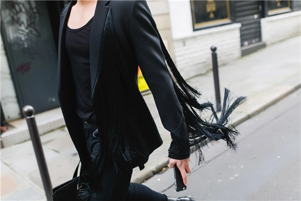 Lê xuân tiền lịch lãm trên đường phố paris