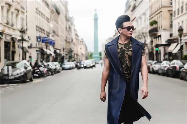 Lê xuân tiền lịch lãm trên đường phố paris