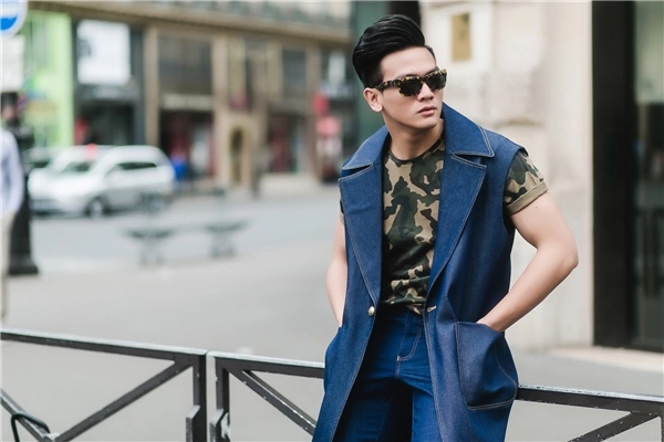 Lê xuân tiền lịch lãm trên đường phố paris