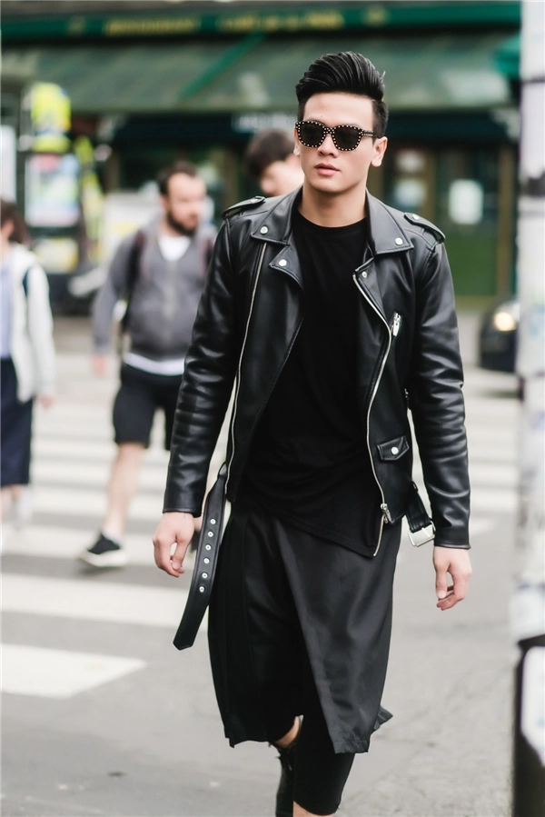 Lê xuân tiền lịch lãm trên đường phố paris