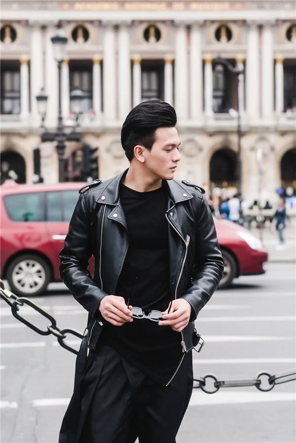 Lê xuân tiền lịch lãm trên đường phố paris
