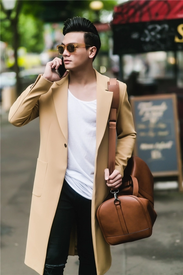 Lê xuân tiền lịch lãm trên đường phố paris