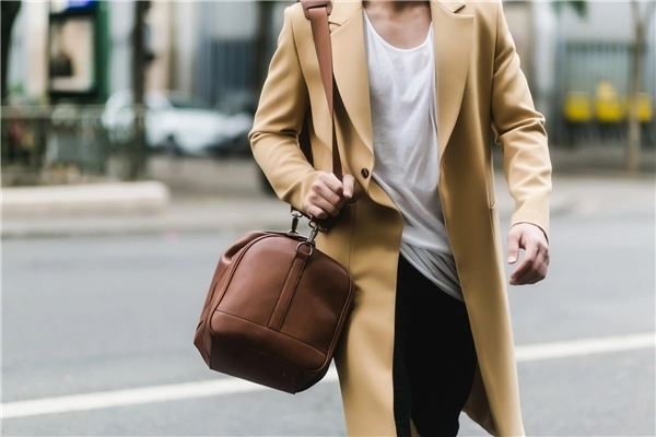 Lê xuân tiền lịch lãm trên đường phố paris