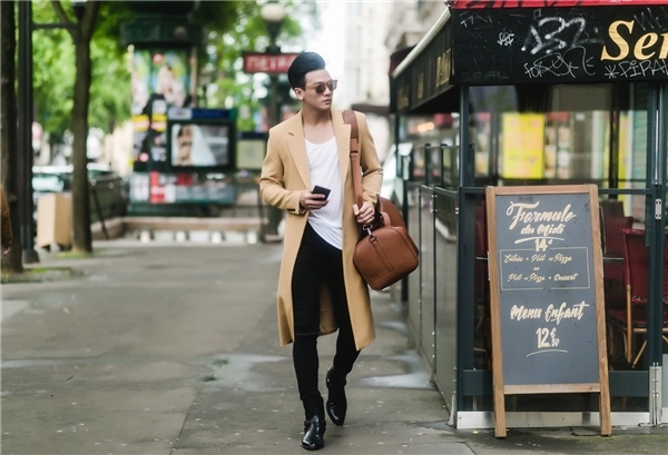 Lê xuân tiền lịch lãm trên đường phố paris