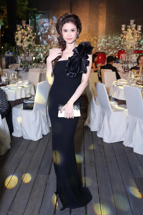 Mỏi mắt ngắm body của gái một con sexy nhất nhì vbiz
