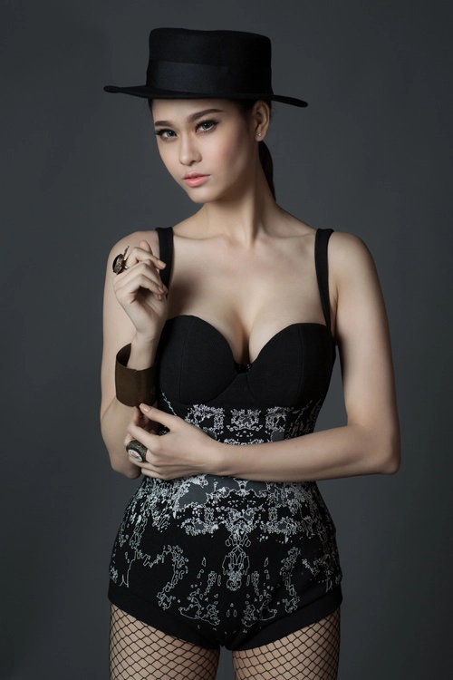 Mỏi mắt ngắm body của gái một con sexy nhất nhì vbiz