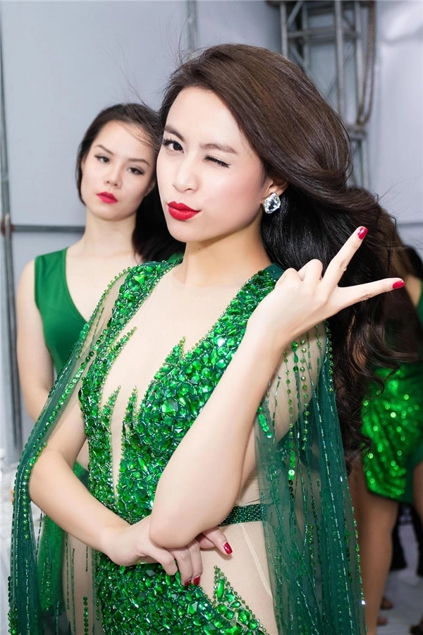 Ngắm trọn gu thời trang của hoàng thùy linh trong 24 giờ