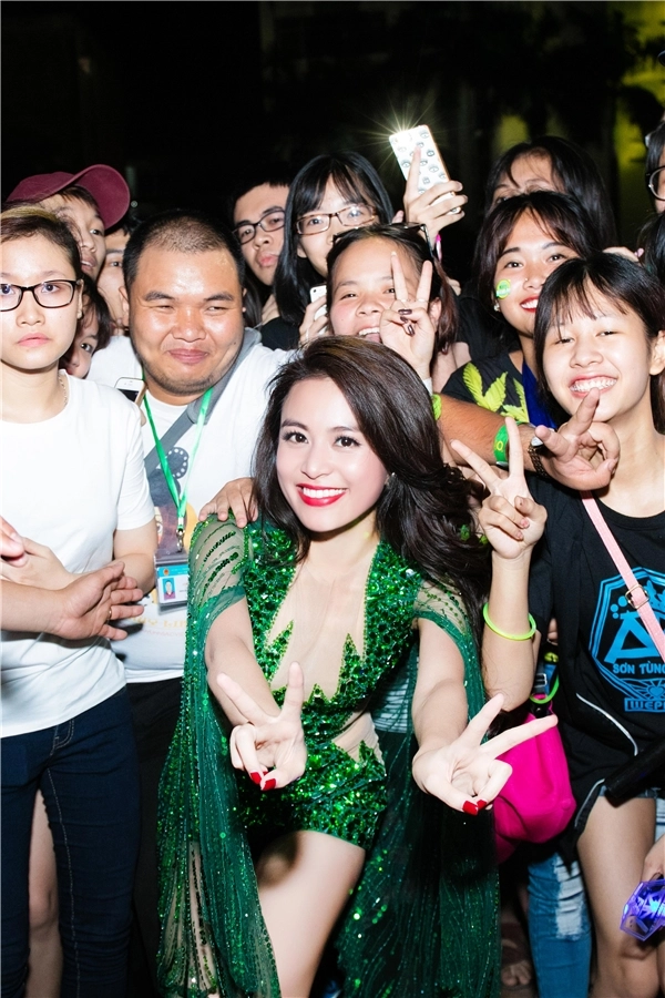Ngắm trọn gu thời trang của hoàng thùy linh trong 24 giờ