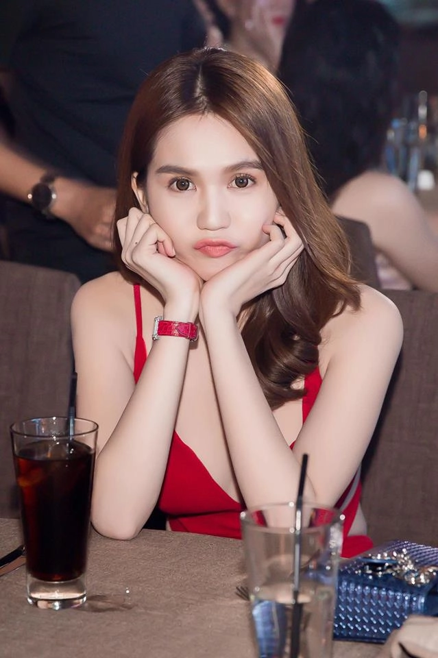 Ngọc trinh xinh lung linh với tóc mái thưa