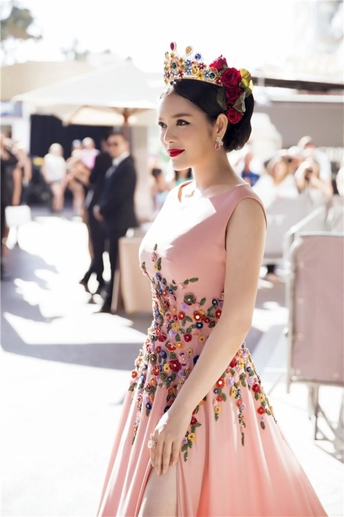 Ngắm lại hình ảnh lý nhã kỳ đội vương miện quyền lực lên thảm đỏ cannes