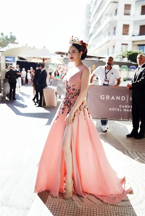 Ngắm lại hình ảnh lý nhã kỳ đội vương miện quyền lực lên thảm đỏ cannes